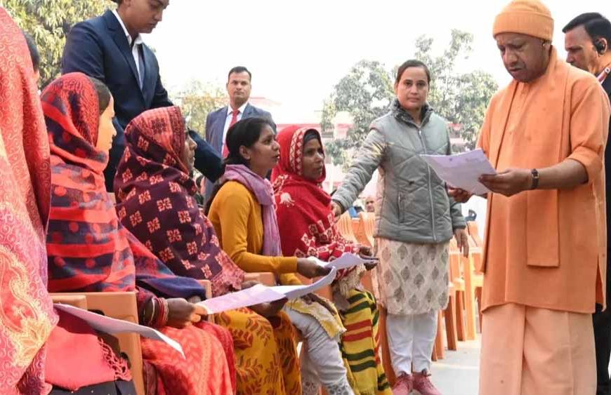 योगी ने जनता दर्शन में सुनीं 200 लोगों की समस्याएं, निस्तारण के दिए निर्देश