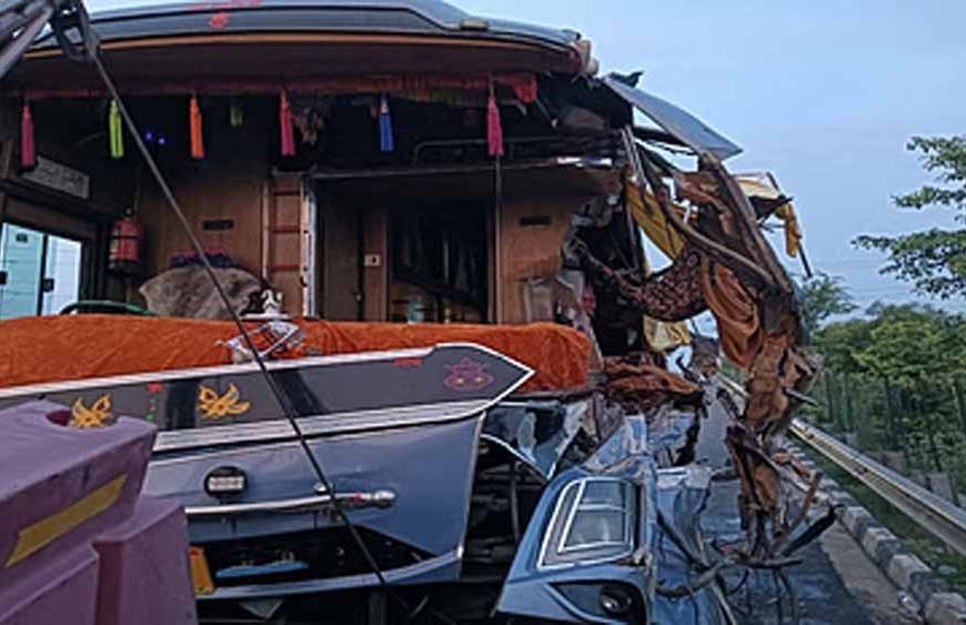 उत्तर प्रदेश में एक निजी बस ट्रक से टकराई तीन की मौत