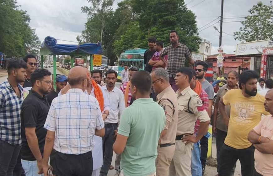 कटघोरा में शहरवासियों ने बिजली-पानी की समस्या से परेशान हो कर किया चक्काजाम