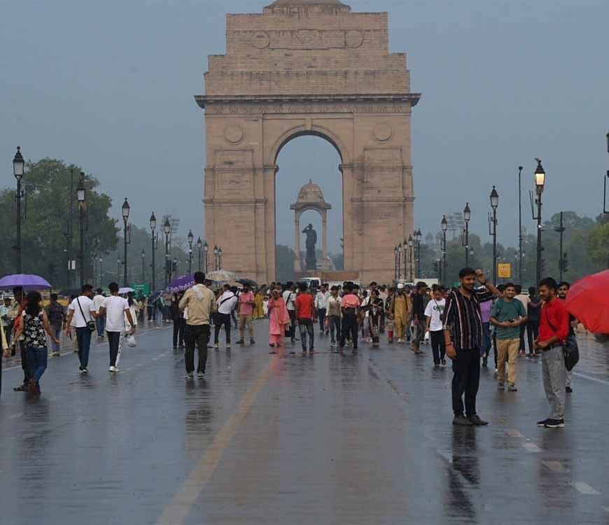 दिल्ली में मौसम अचानक बदल गया, कई इलाकों में तेज आंधी के साथ बारिश शुरू हो गई, मौसम विभाग ने किया अपडेट