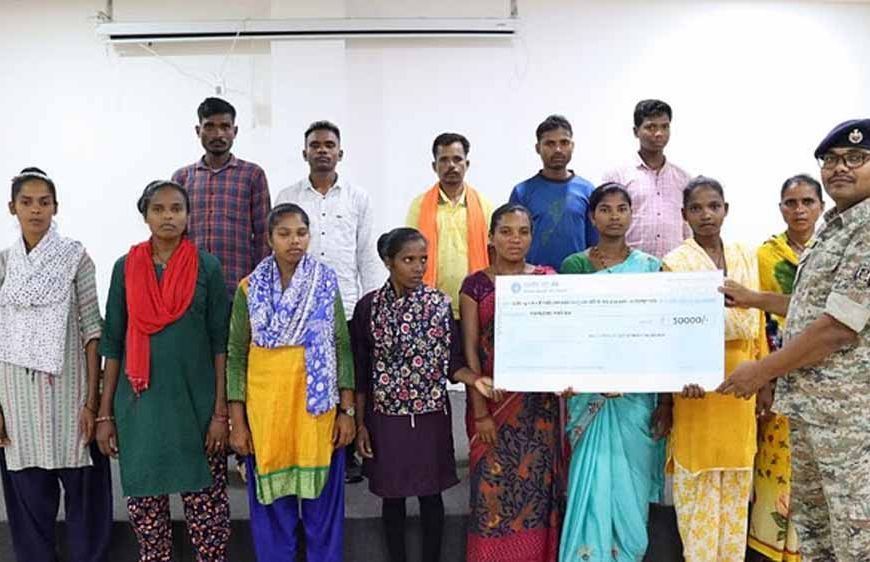 छत्तीसगढ़ में तेरह नक्सलियों ने आत्मसमर्पण किया