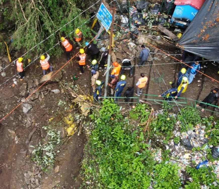 चारधाम यात्रा पर बारिश का असर, सड़कों पर मलबा आने से रुक-रुक कर चल रही यात्रा