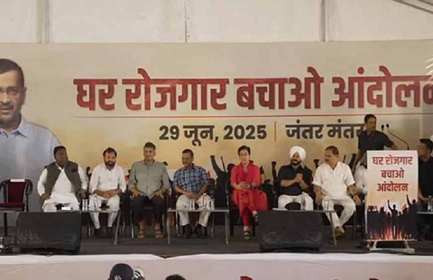 रेखा सरकार पर केजरीवाल का हमला, जंतर मंतर पर प्रदर्शन