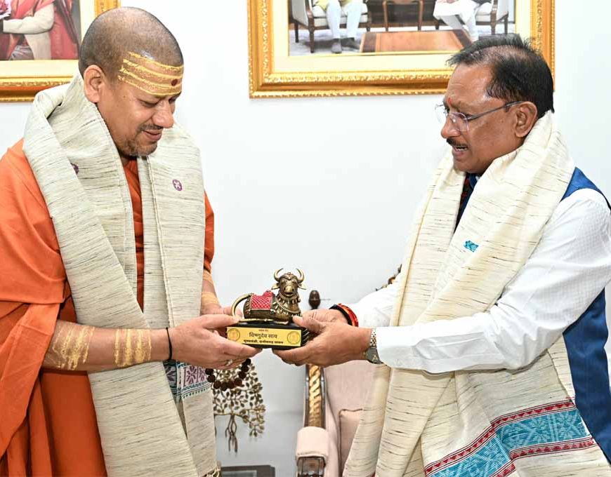 मुख्यमंत्री विष्णु देव साय से निरंजन पीठाधीश्वर महामंडलेश्वर डॉ. स्वामी कैलाशनंद गिरी जी महाराज ने की सौजन्य भेंट