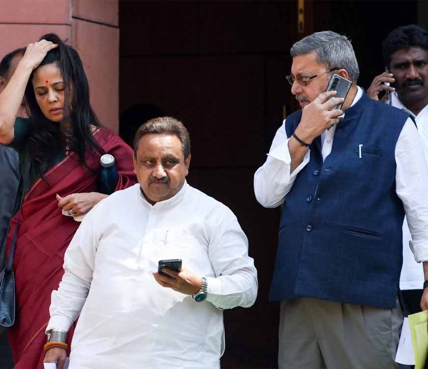 तृणमूल कांग्रेस के दो वरिष्ठ सांसद महुआ मोइत्रा और कल्याण बनर्जी एक बार फिर खुलकर आमने-सामने आए