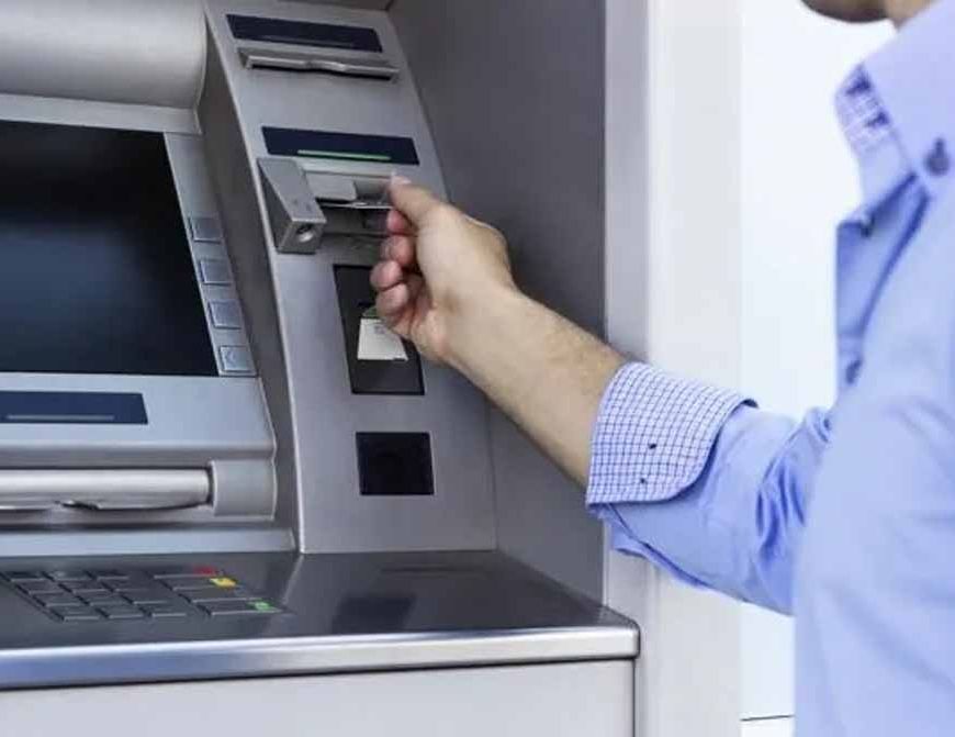 एटीएम से छेड़खानी कर ग्राहकों के उड़ाए पैसे