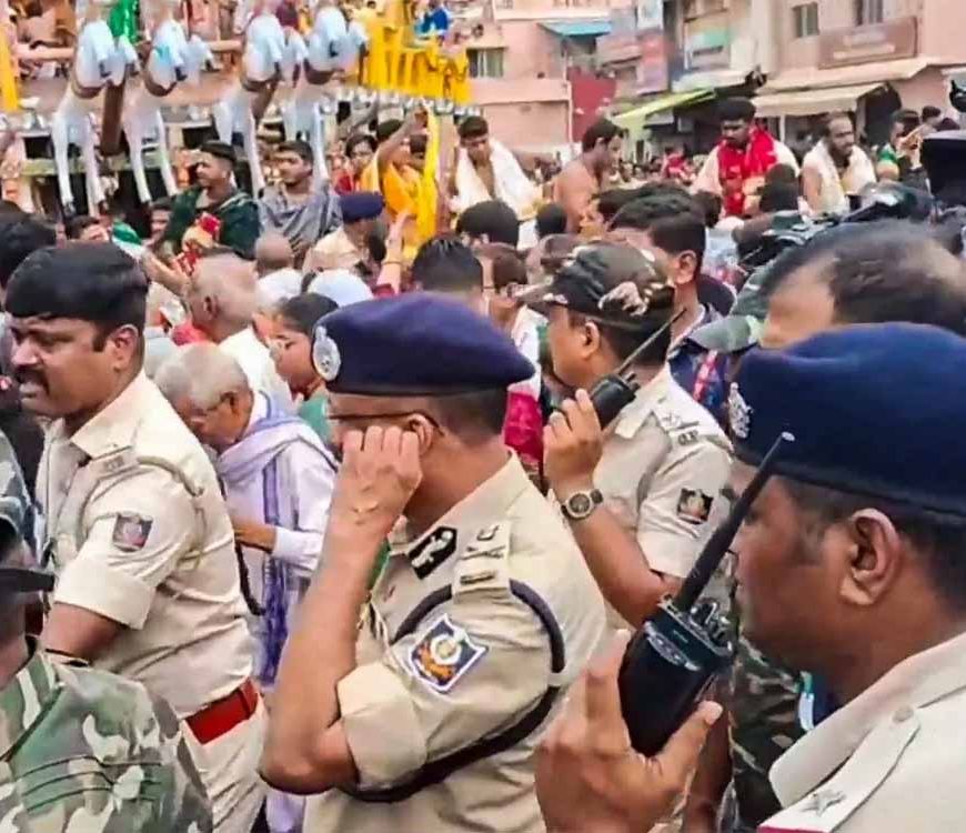 पुरी रथ यात्रा भगदड़ पर बड़ा एक्शन, DM-SP का ट्रांसफर, DCP- कमांडेंट सस्पेंड