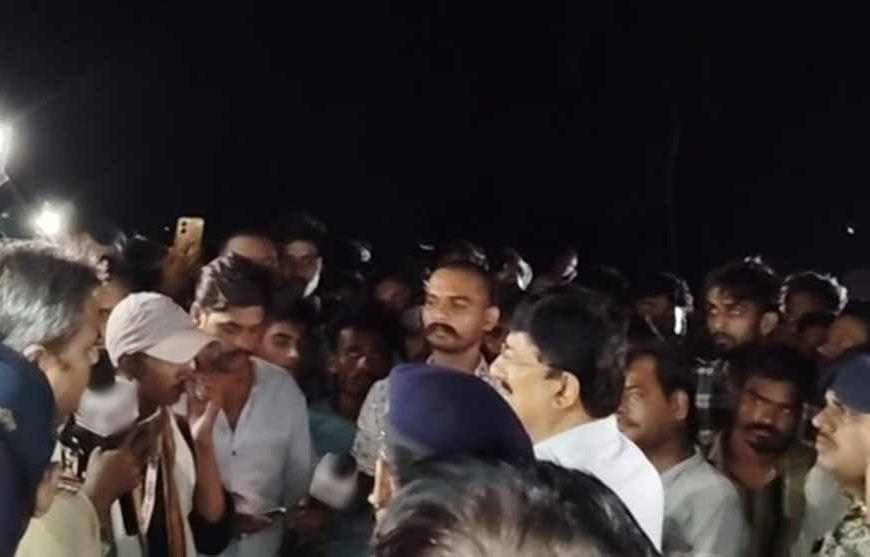 शिक्षक की हत्या से आक्रोशित ग्रामीणों ने किया सड़क जाम, आरोपियों पर बुलडोजर की मांग