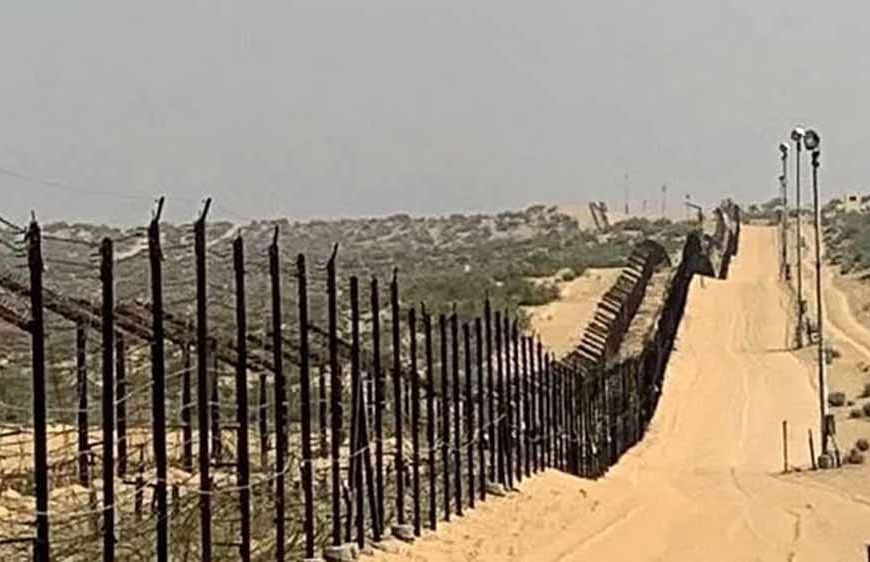 सीमा सुरक्षा बल ने भारत-पाक सीमा पर से युवक-युवती के दो शव बरामद