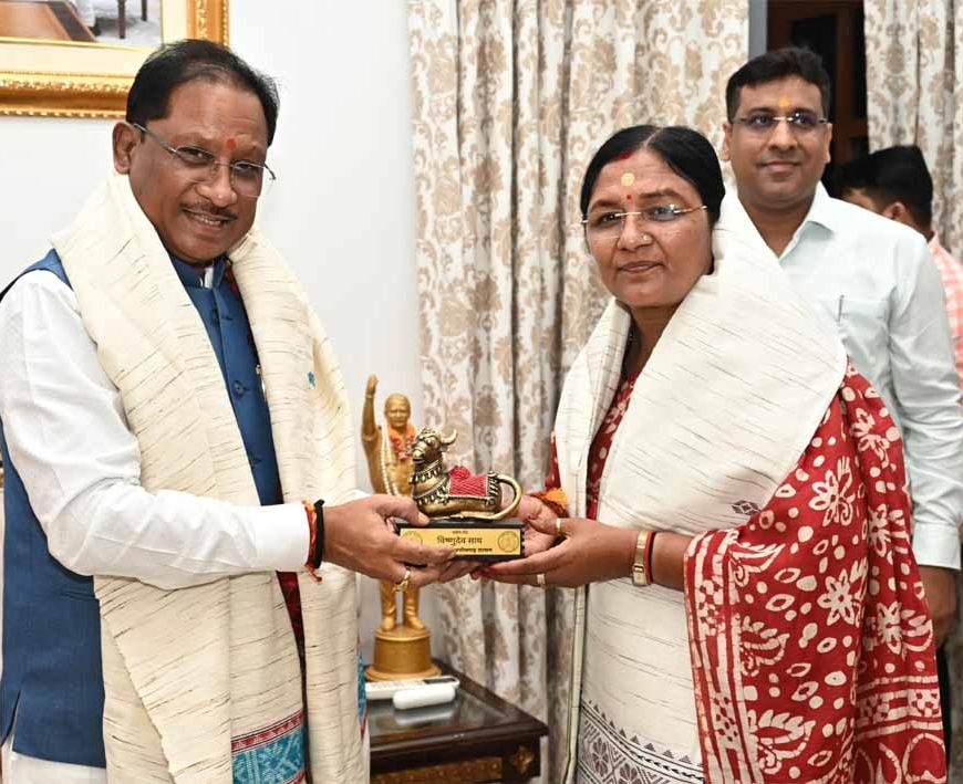 मुख्यमंत्री साय से केंद्रीय महिला एवं बाल विकास राज्य मंत्री सावित्री ठाकुर ने की सौजन्य मुलाकात