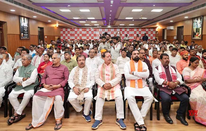भाजपा प्रदेश अध्यक्ष दिलीप जायसवाल ने अन्य नेताओं के साथ सुनी प्रधानमंत्री की ‘मन की बात’