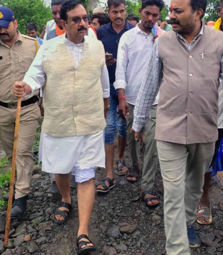 सीएम के आदेश ने फंसा दिया मंत्री को, कीचड़ में पैदल चलने की नौबत