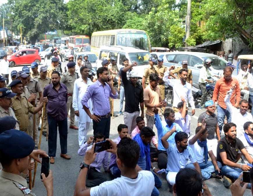 चंद्रशेखर को रोके जाने पर भड़के भीम आर्मी कार्यकर्ता, सड़क पर उतरा गुस्सा