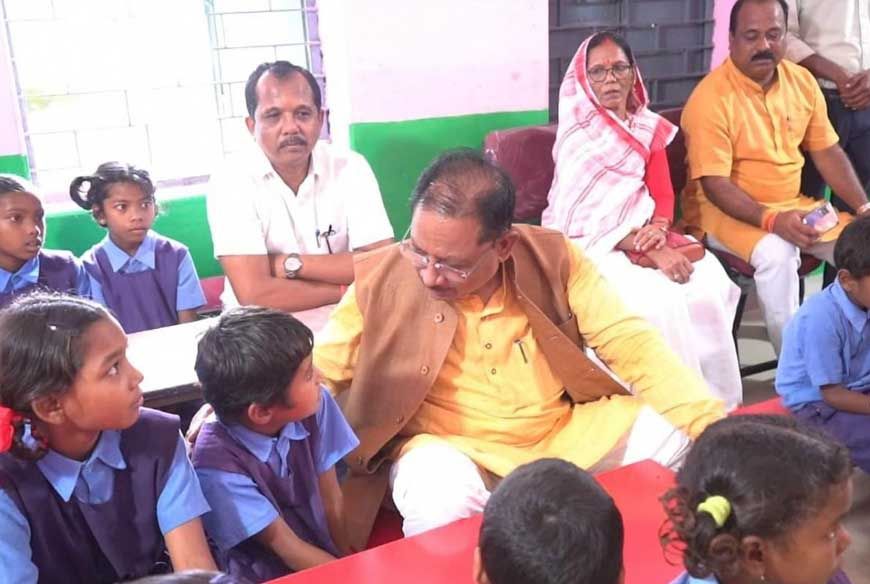 पढ़ाई ठीक से करना है न… मोबाइल ज्यादा नहीं देखना: मुख्यमंत्री विष्णु देव साय