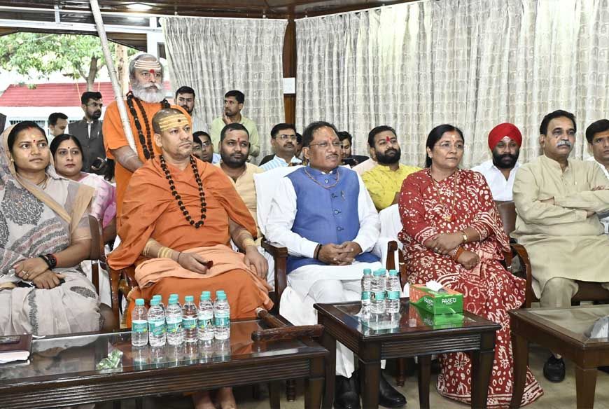 मुख्यमंत्री विष्णु देव साय ने सुनी 'मन की बात' की 123वीं कड़ी
