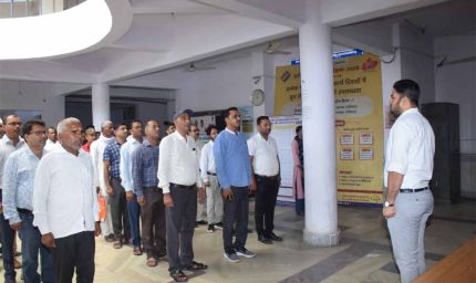 कलेक्ट्रेट कार्यालय में माह के पहले दिवस वंदेमातरम का गायन हुआ