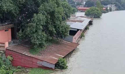 भारी बारिश में मकान ढहने से महिला की मौत, गंगा नदी का जलस्तर खतरे के निशान के करीब