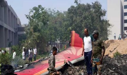 अहमदाबाद विमान हादसा: एअर इंडिया और बोइंग के खिलाफ कोर्ट जाने की तैयारी में पीड़ित परिवार