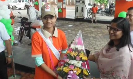 ग्वालियर में 5 महिलाओं ने पेट्रोल पंपों पर संभाली फ्यूल डिलेवरी वर्कर की जिम्मेदारी, कलेक्टर का अनूठा प्रयास