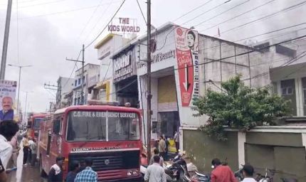 इलेक्ट्रॉनिक दुकान में लगी भीषण आग, लाखों का नुकसान