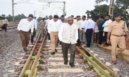 रेल महाप्रबंधक ने अभनपुर स्टेशन और निर्माणाधीन राजिम स्टेशन का किया निरीक्षण