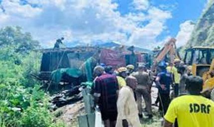ऋषिकेश-गंगोत्री हाईवे पर कांवड़ियों से भरा ट्रक पलटा, 3 की मौत, 16 घायल