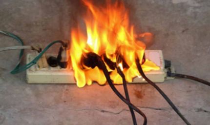 उत्तर प्रदेश: बिजली के तारों से चिंगारी गिरने के कारण गैस पाइप में आग लगी