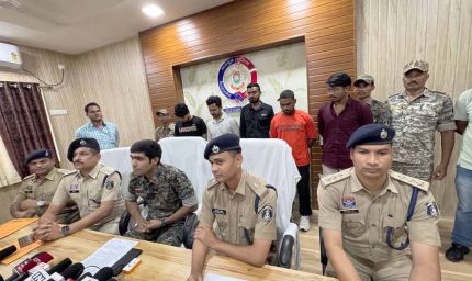 11 राज्यों में करोड़ों की ठगी करने वाले 5 अंतर्राज्यीय ठग, पुलिस हिरासत में