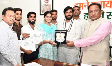 रायपुर : मुख्यमंत्री श्री विष्णुदेव साय से पंथी नृत्य दल ने की सौजन्य मुलाकात