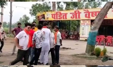 मुजफ्फरनगर पुलिस ने पंडित जी वैष्णो ढाबा के संचालक सनव्वर , बेटा आदिल, जुबैर और दो अन्य लोगों के खिलाफ केस दर्ज