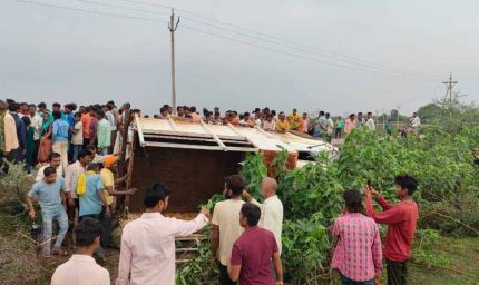 मजदूरों से भरी तेज रफ्तार पिकअप वाहन हादसे का शिकार, 21 घायल, 3 गंभीर