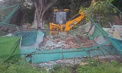 धामी सरकार ने काशीपुर में अवैध कब्जे की नीयत से बनी मजारों पर चलाया बुलडोजर, 5 संरचनाएं ढहाई