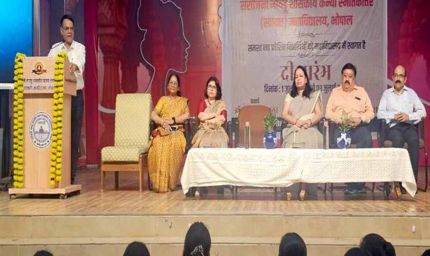 नव-प्रवेशित छात्राओं का भारतीय परम्परानुसार हुआ स्वागत