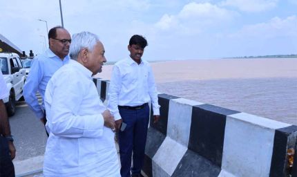 सीएम नितीश ने सड़क मार्ग से पटना के आसपास गंगा नदी के बढ़ते जलस्तर का जायजा लिया