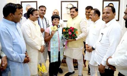 मुख्यमंत्री डॉ. यादव ने अंतर्राष्ट्रीय कुश्ती खिलाड़ी कु. प्रियांशी को दी शाबाशी