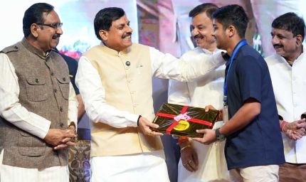 CM यादव ने राज्य के 94,234 मेधावी छात्रों को लैपटॉप खरीदने के लिए 25-25 हजार रुपए की सहायता राशि उनके बैंक खातों में की ट्रांसफर