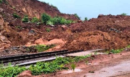 भूस्खलन से किरंदुल-विशाखापत्तनम रेल लाइन ठप, तीन दिन से जगदलपुर में खड़ी ट्रेनें-मालगाड़ियां