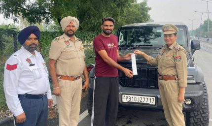 शहर में एक युवक को चलती थार गाड़ी का दरवाजा खोलकर वीडियो वायरल करना महंगा पड़ा