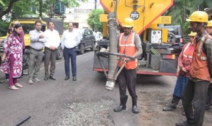 भोपाल में जैट पेचर तकनीक से सड़कों के गड्ढे भरने के कार्य का प्रदर्शन