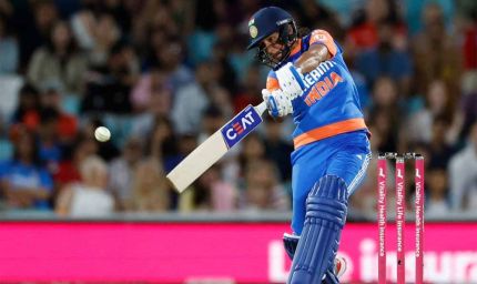 इंग्लैंड के खिलाफ इतिहास रचने से चूकी टीम इंडिया, हरमनप्रीत कौर आखिरी गेंद पर नहीं लगा पाईं SIX