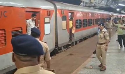 छत्तीसगढ़ संपर्क क्रांति ट्रैन में बम की सूचना से मचा हड़कंप, झांसी में ट्रेन खाली कर की ली गई तलाशी