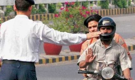 जिला प्रशासन का सख्त निर्देश सभी अधिकारी-कर्मचारी पहनें हेलमेट वरना होगी कार्रवाई