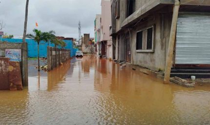 बाढ़ का कहर: गांवों से लेकर शहरों तक जलभराव, यातायात ठप
