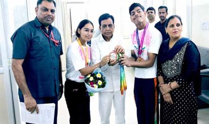 उप मुख्यमंत्री देवड़ा से मिले नेशनल चैम्पियनशिप विजेता आर्म रेसलर भाई-बहन रोहित और खुशी