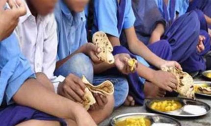 स्कूल में मिड डे मील बना ज़हर! छिपकली मिलने से बीमार हुए तीन बच्चे, अस्पताल में भर्ती