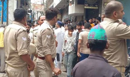 बरेली में ताजिया रखने के दौरान टूटा चबूतरा, तनाव के बीच धरने पर बैठे व्यापारी