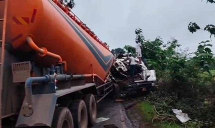 भीषण सड़क हादसा : कंटेनर और ट्रक की टक्कर, डेढ घंटे की मशक्कत के बाद निकला ड्राइवर का शव