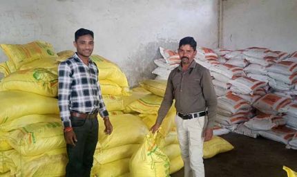 सहकारी समितियों के माध्यम से किसानों को उपलब्ध कराया जा रहा बीज और उर्वरक