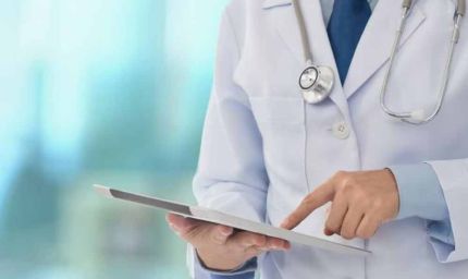 महिला सहकर्मी से शादी से इनकार पर बेकाबू हुआ डॉक्टर, मारपीट कर छीना मोबाइल