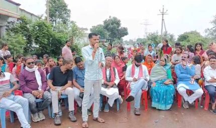 स्कूल शिक्षिका को हटाने की मांग को लेकर ग्रामीणों ने नेशनल हाइवे पर किया चक्काजाम